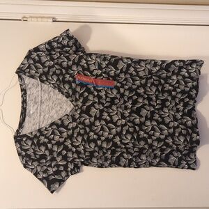 Merona women's black and white leaf pattern V-neck T-Shirt. Large.